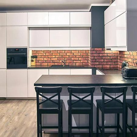 Uroczy Apartament z Garażem Kraków Zewnętrze zdjęcie